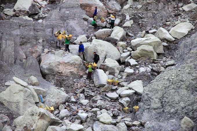 沐浴硫磺，追寻蓝火——印尼宜珍火山