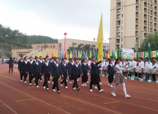 披着五彩盛装，唱响我的祖国，天府师大一中运动会，燃了