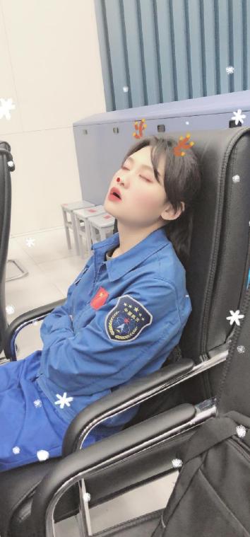 那些“小姐姐”——看过表面的风光，更要读背后的孤独