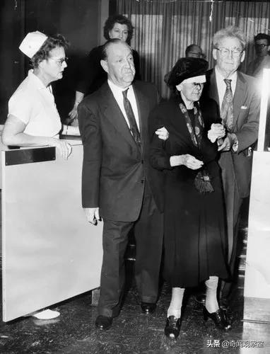 史上最强老王，妻子将情人藏进家中长达10年，丈夫却浑然不知