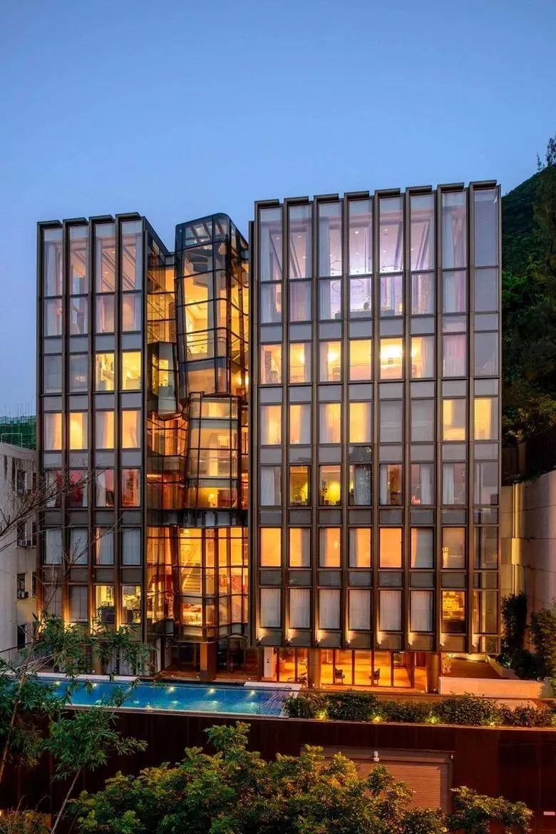 26岁嫁入豪门，与张国荣、刘德华传绯闻，24年后丈夫猝死枕边