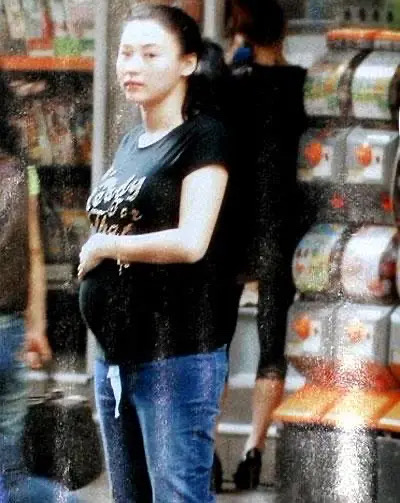 现在的张柏芝暴瘦,张柏芝出镜腰腹再隆起变圆