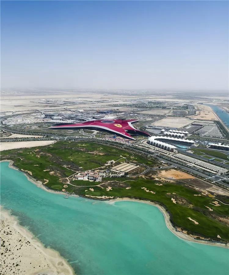 演艺圈里的职业赛车手,他是三个孩子的爸爸的英文怎么说