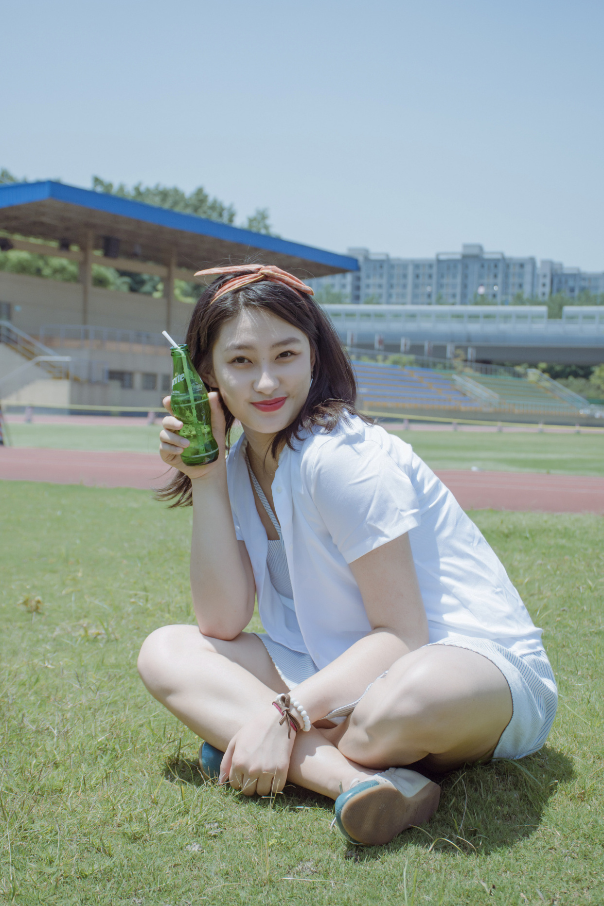 学院风草地怎么拍照姿势好看,校园风拍照姿势大全