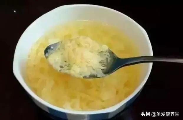 早晨一碗白开水冲鸡蛋有什么营养,常年早餐吃鸡蛋牛奶会有什么好处