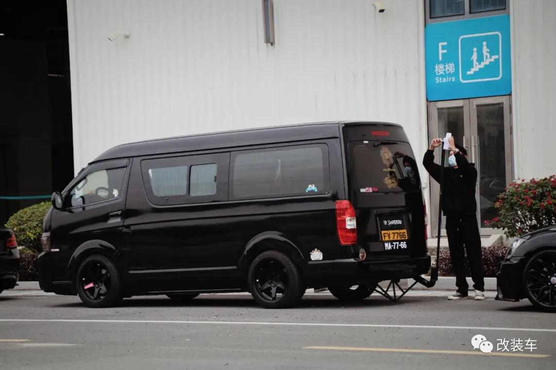 金杯海狮能推着么,金杯海狮可以坐几个人