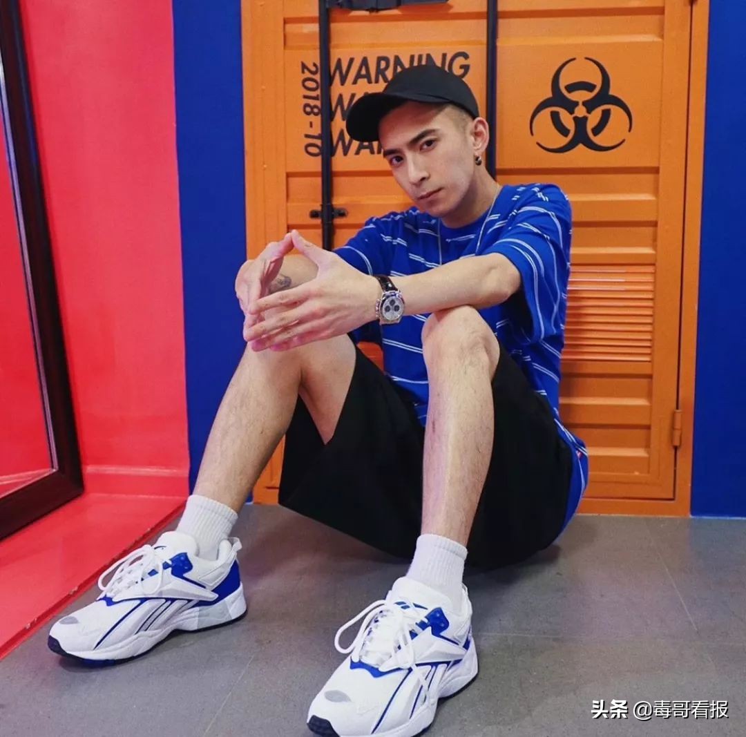 reebok什么意思啊,为什么reebok两个标志
