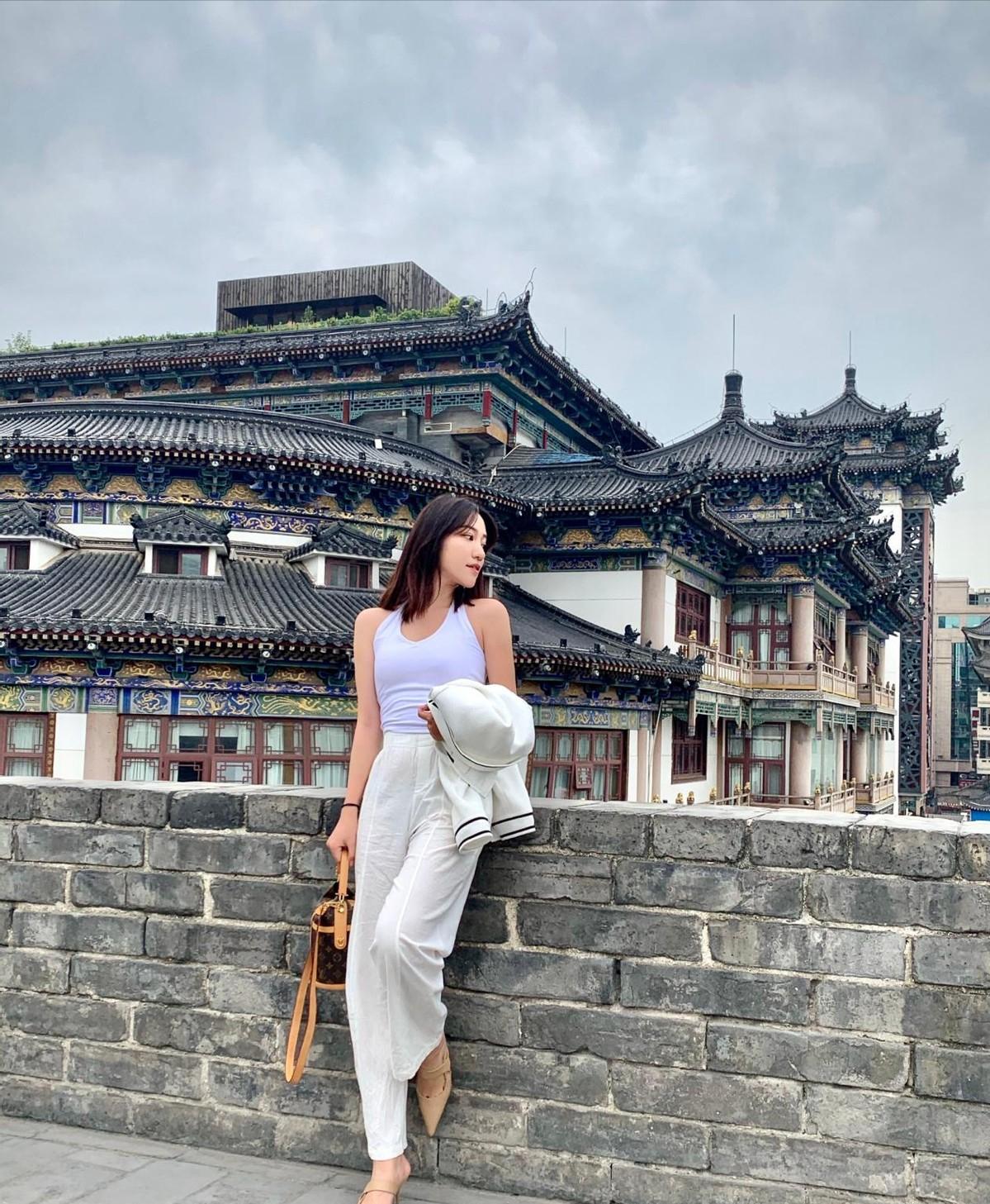 今年流行白色裤子，时尚又高级，简约好搭配，真是时尚界“翘楚”