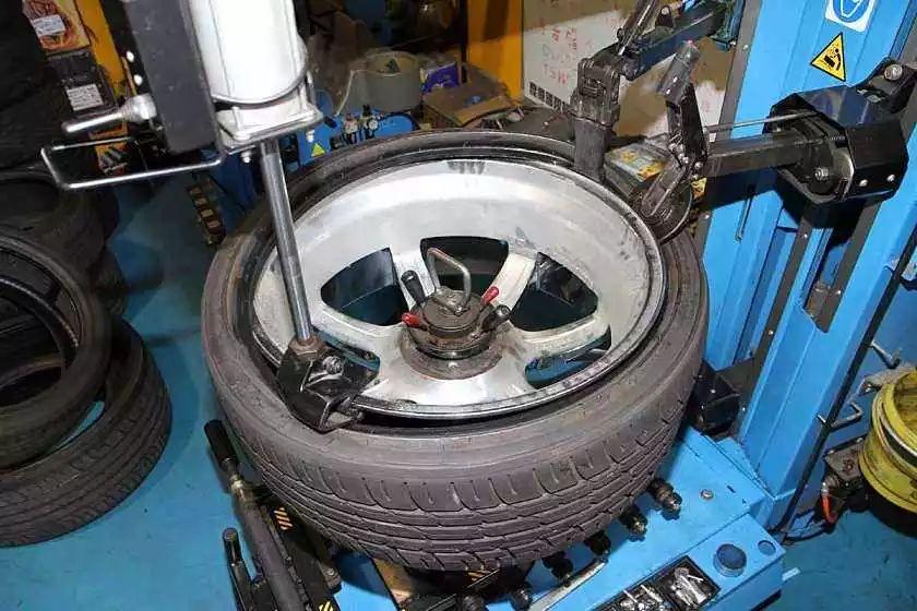 轮胎扎钉了是补胎还是换胎,轮胎扎钉子内壁划伤