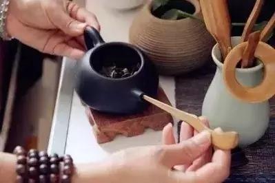 如何解决紫砂壶倒水不利,紫砂壶堵住气孔还流水怎么处理