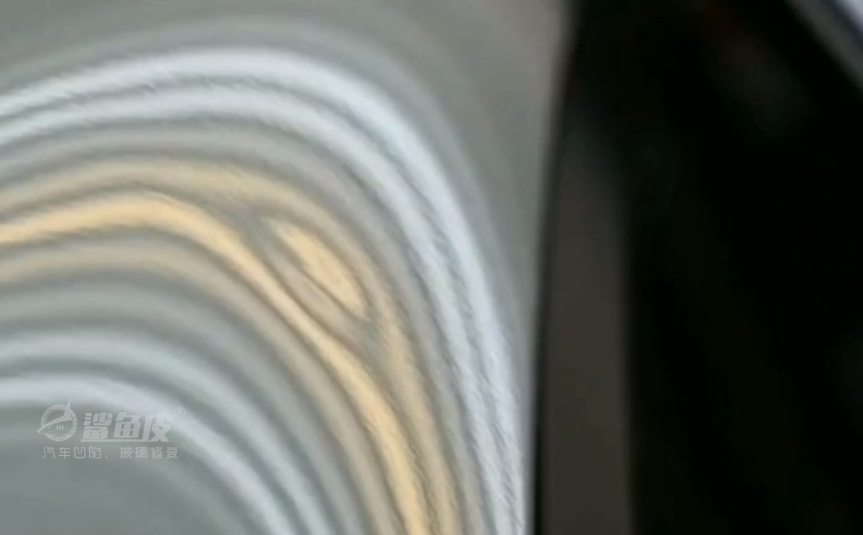 汽车a柱凹陷修复小窍门,运损车a柱有一个小坑