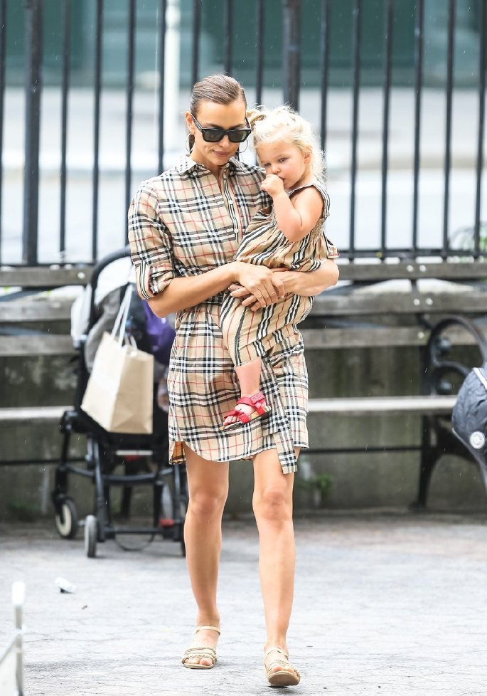 伊莲娜最新出街,伊莲娜带女儿出街