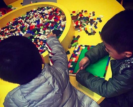 揭秘香港歌手李克勤的家，摆放着架子鼓吉他乐器，文末有全家福