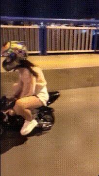 搞笑gif目光全在腿上了,爆笑gif动图我们一起出去霸气一点