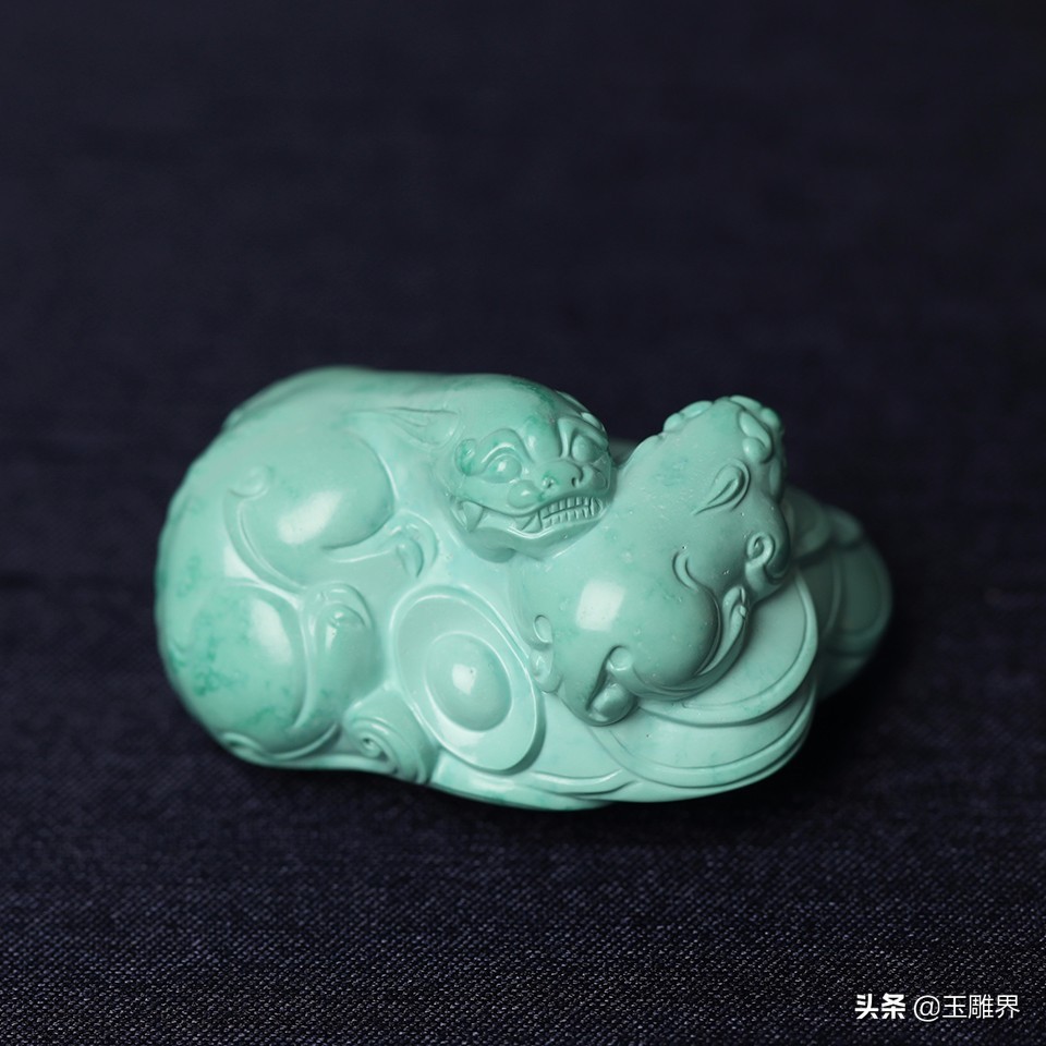 这条绿松石项链，她出的价格比任何一个成年人支付的价格都要高