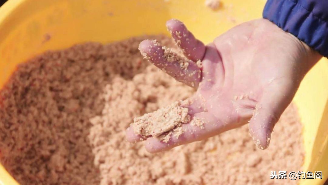 抛竿挂饵正确方法,拉饵怎么抛竿诱鱼