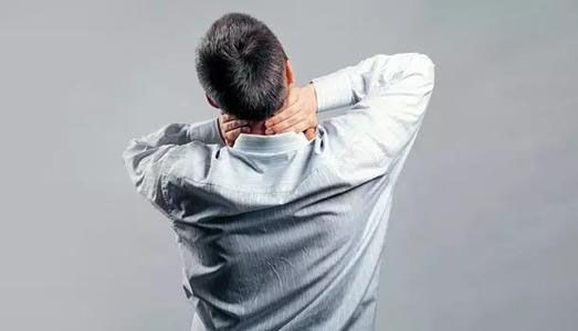 落枕动一下好像抽筋一样怎么回事,落枕稍微一用力脖子就抽筋一样疼