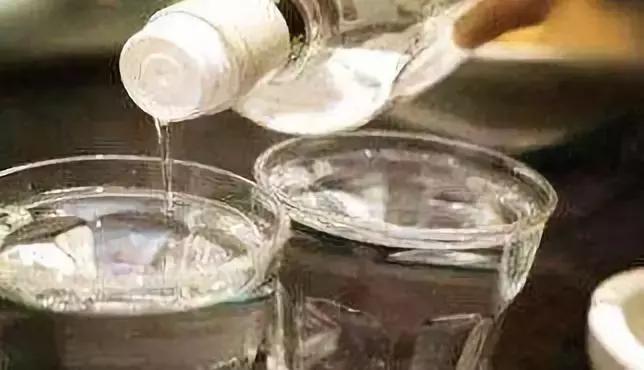 茅台15年酒瓶灌酒的正确方式,茅台酒瓶倒不出来怎么办