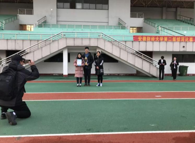 又是一年开学季,安徽财经大学迎新标语走红,网友笑出“鹅叫”