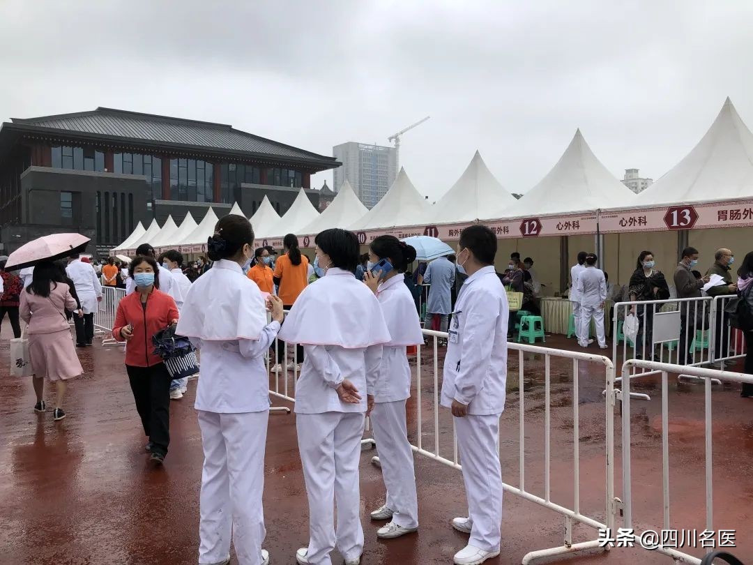 火爆！数万人“追星”华西坝