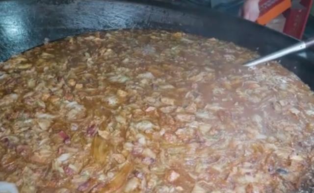 河南大哥闯江湖,大锅700斤,交10元吃到饱,红烧鸡大碗装