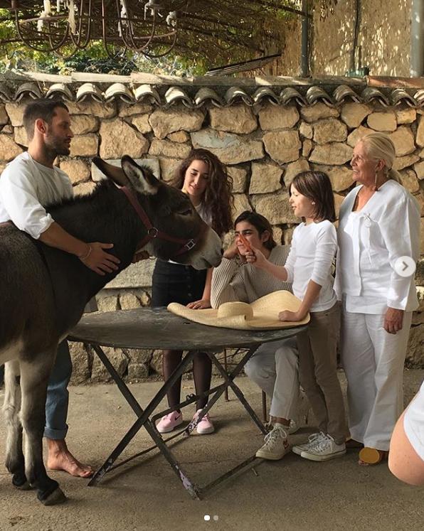 因为太穷，”乡下小伙”做的衣服口袋都没有，一言不合就关店种地