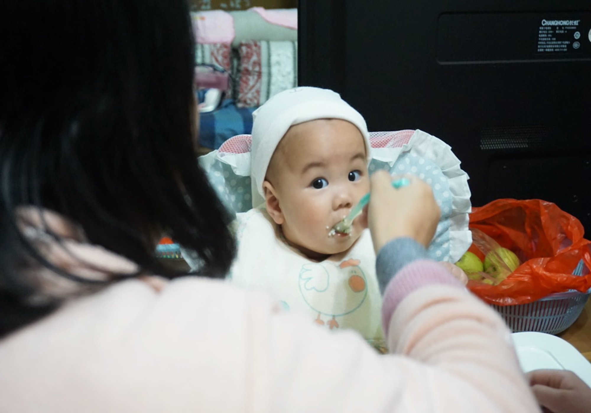 宝宝睡觉哼唧大喘气怎么回事,宝宝睡觉哼唧使劲翻白眼正常吗