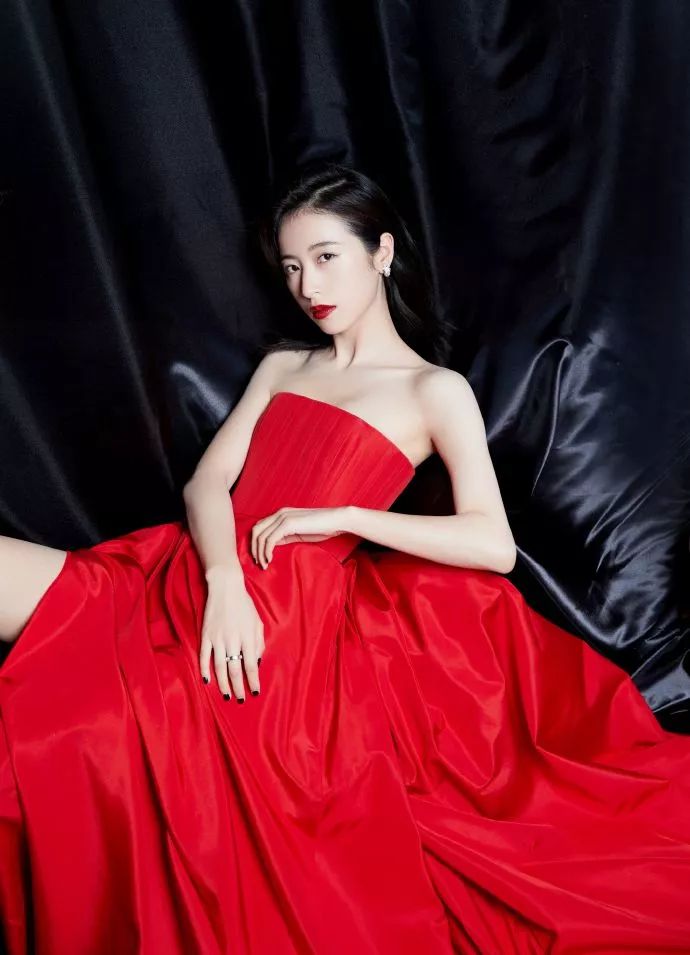 周雨彤蝴蝶结礼服,周雨彤新戏互撩