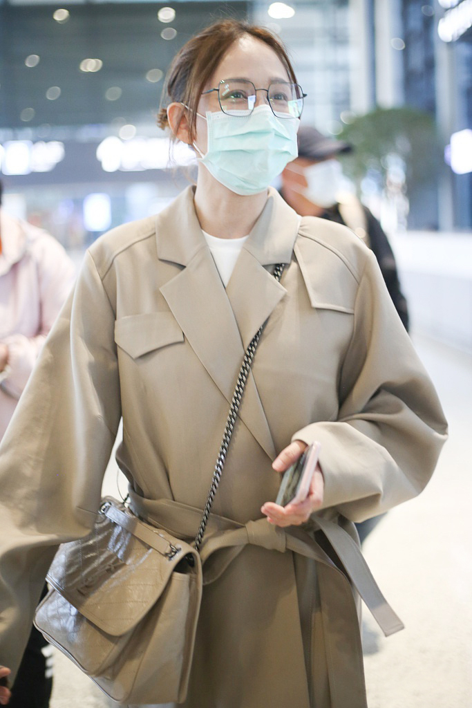 陈乔恩的机场穿搭好抢眼,陈乔恩穿绿色大v礼服走红毯