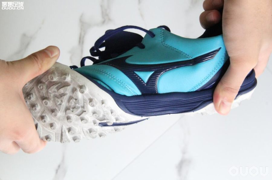 AGorTF你选谁？美津浓MoreliaNeoII两款足球鞋大横评