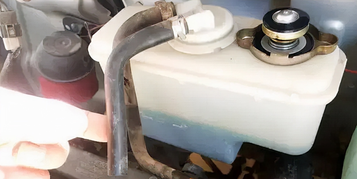 为啥汽车防冻液管那么热,为什么汽车防冻液会损耗