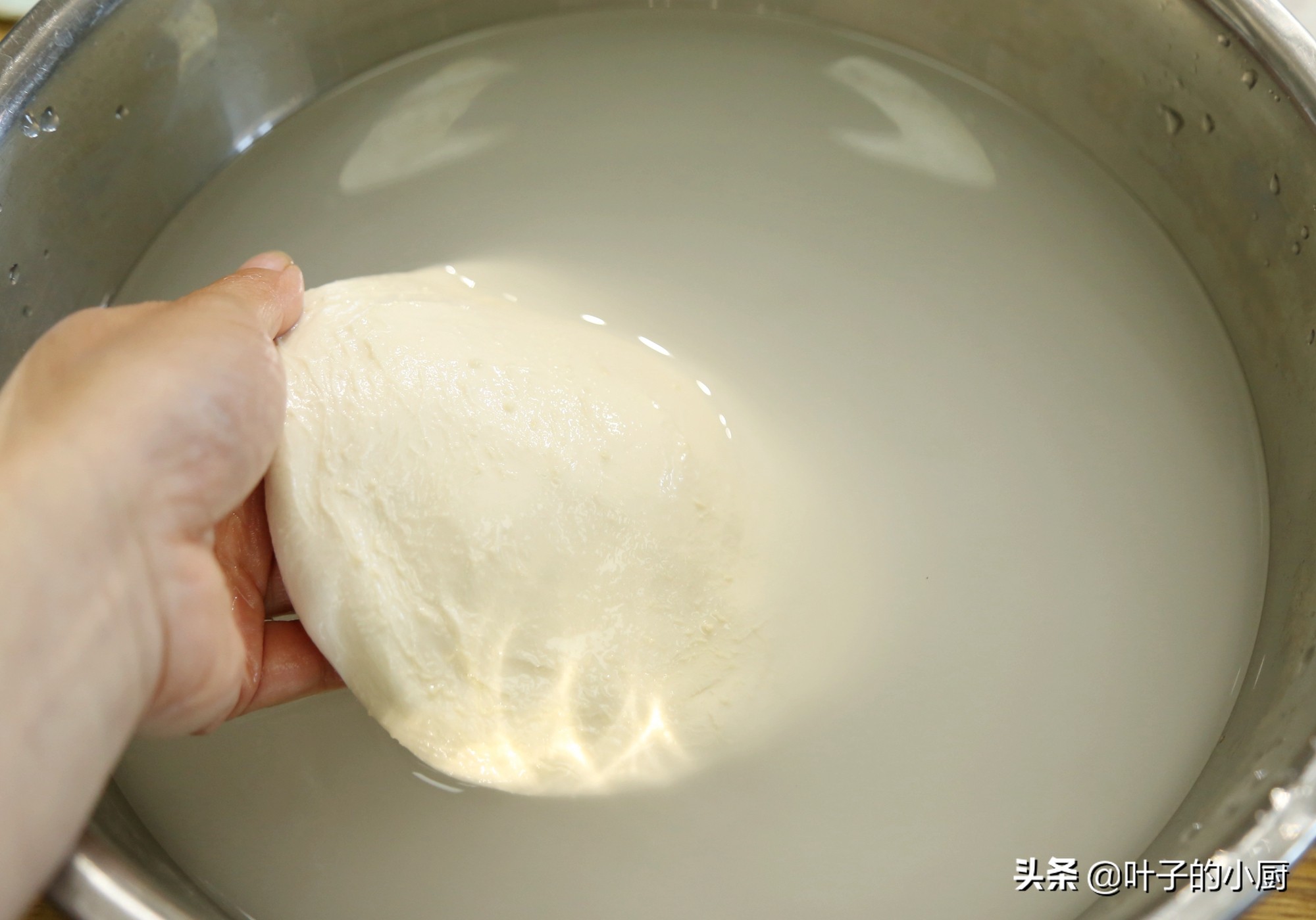 又到了吃凉皮擀面皮的季节,凉皮又软又劲道