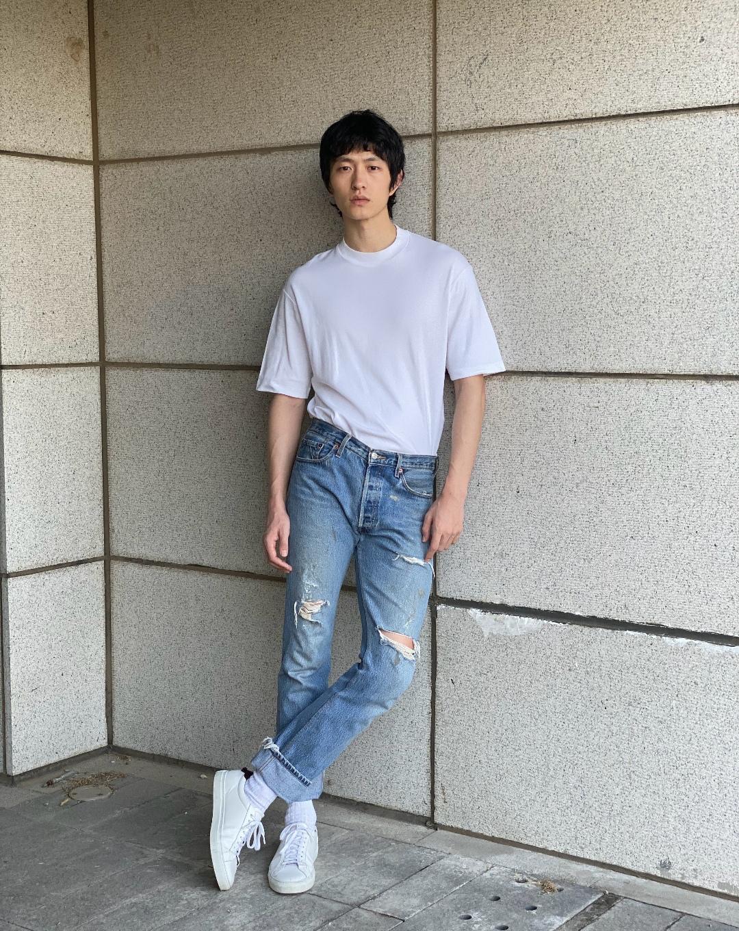 金大川凹造型摆高级脸，但裤子上的小瑕疵证明：他比张亮更接地气