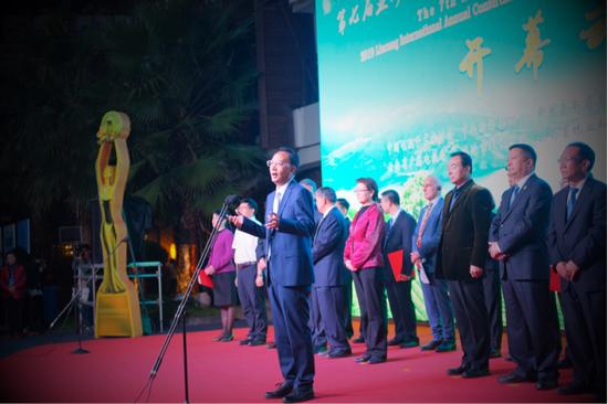 v视角看时尚,v视角换个角度看世界