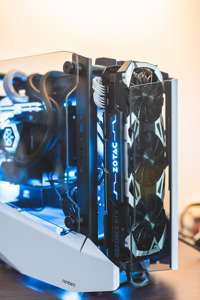 圣诞节前装一台白色雪花主机