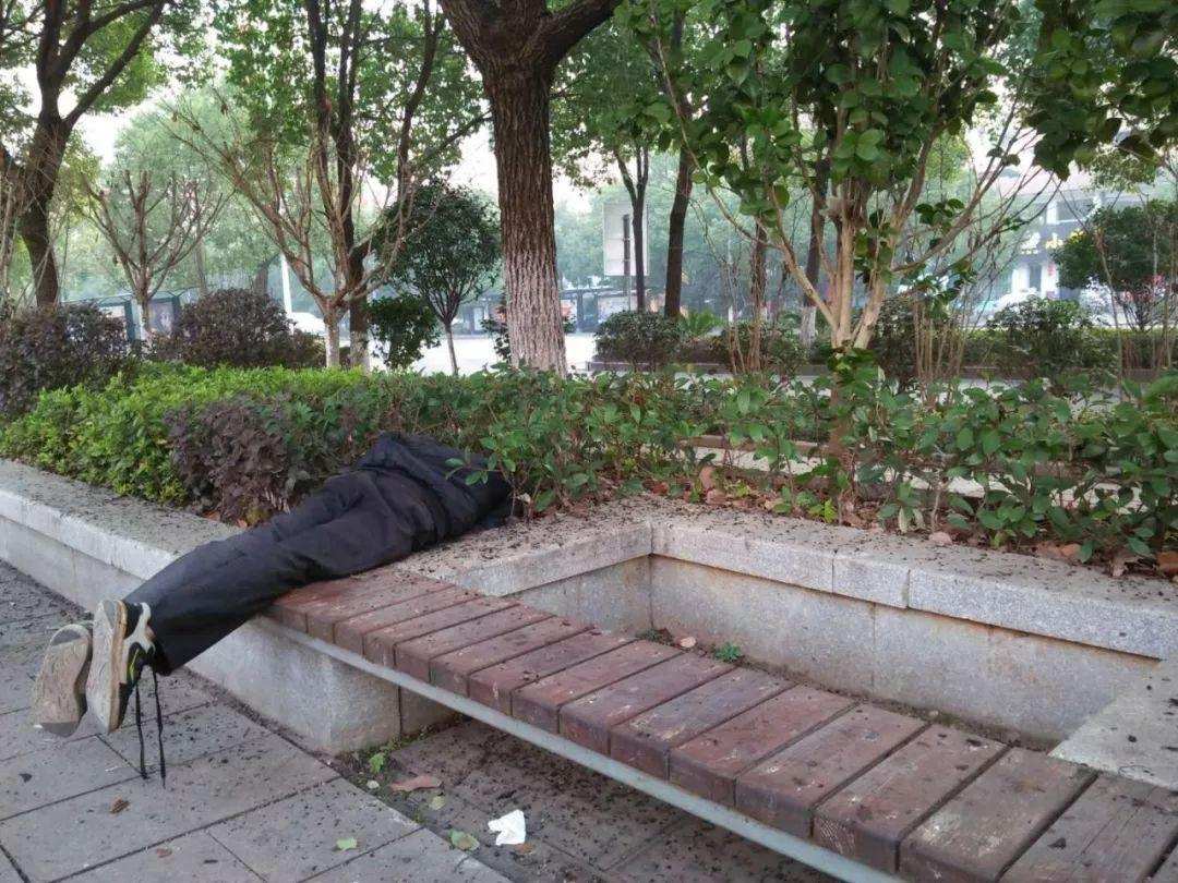 为什么冻死会脱衣服,雪地冻死为什么脱衣服