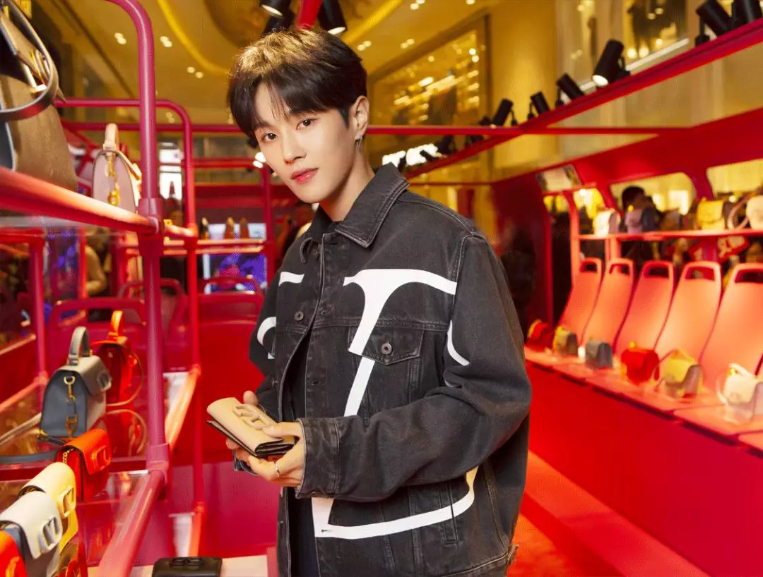 我抓住了一位资深柜员，道出了如何让你掏钱买包的秘密