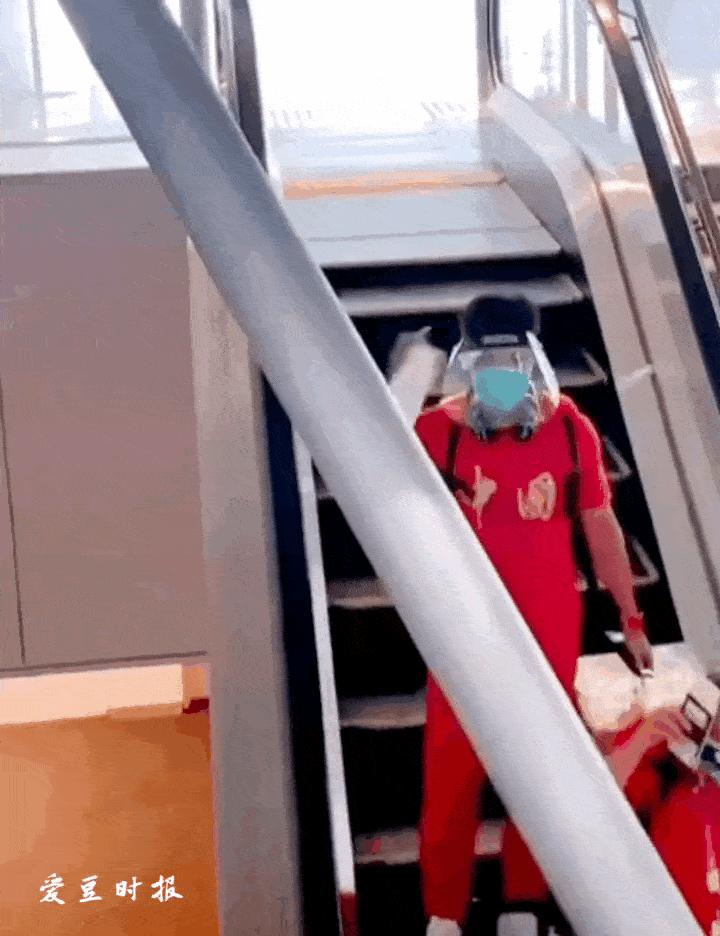 苏炳添回国的时候带着电饭煲,苏炳添没有带电饭煲