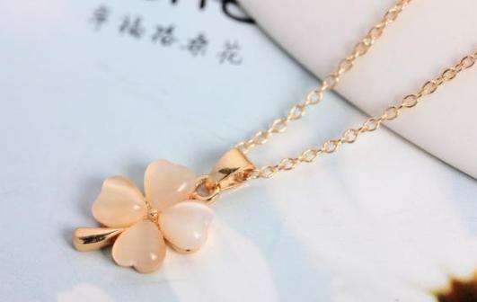 心理测试:选出你喜爱的一款四叶草项链,测你命数中的贵人是谁