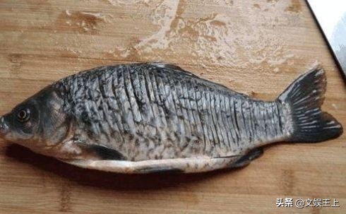 被小鲫鱼的刺卡住喉咙了怎么办,吃鲫鱼被刺卡住喉咙怎么办