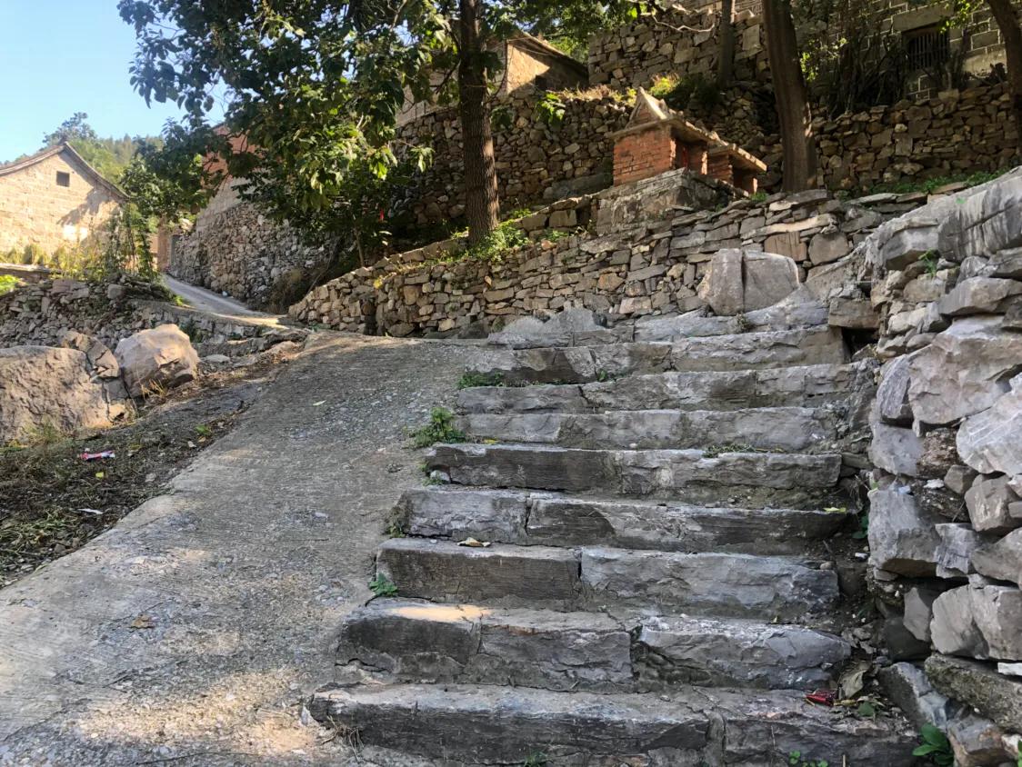 走进太行山深处山村,走进古老的石头村