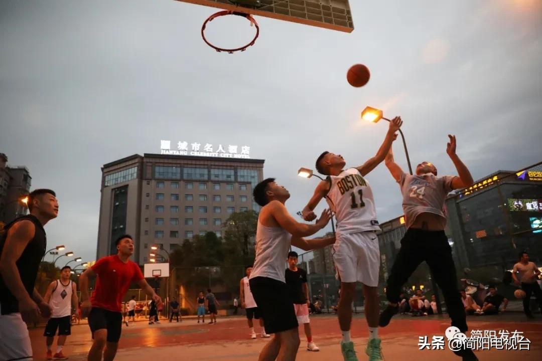 雄州影像记| 夜幕下、绿道里，弥漫着活力简阳的“运动基因”