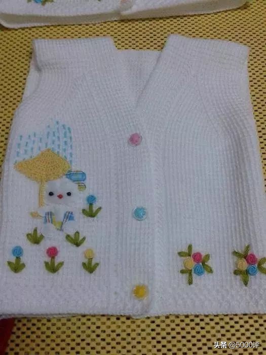 依可爱女孩马甲裙棒针编织教程,女式棒针开襟马甲新款编织法