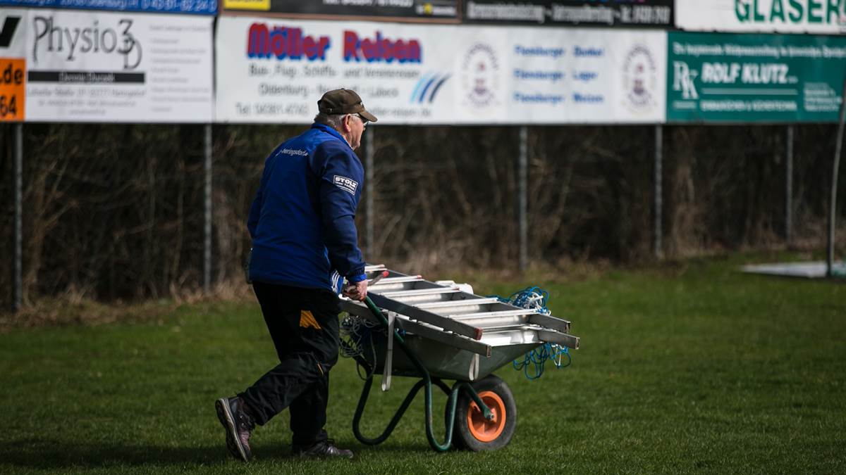 这个平凡的78岁老头，坚持45年为业余足球做了一件最伟大的事