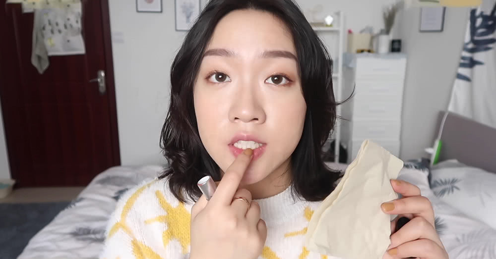 教大家一个正确涂口红的方法,新手涂口红手法