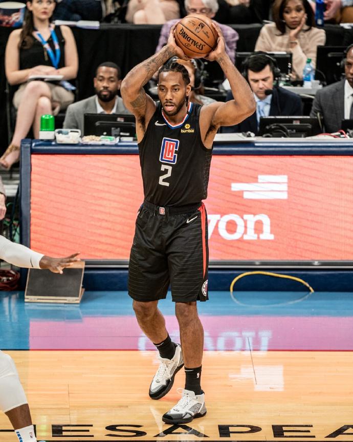 伦纳德单手抓球暴扣,伦纳德手大