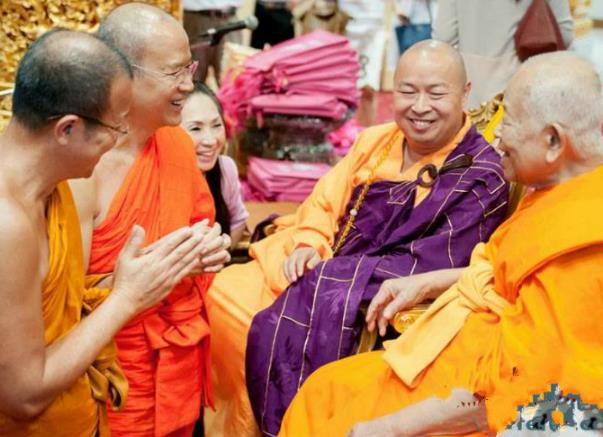 68岁泰王接受匍匐跪拜,泰王跪拜九十岁僧王