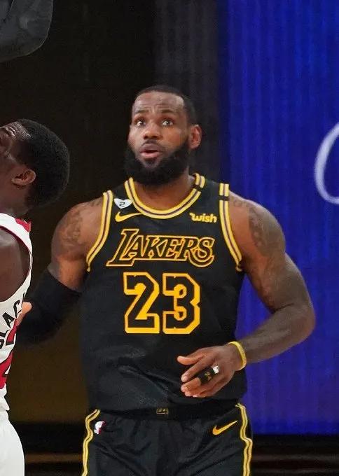 库兹马为什么离谱不看人传球,库兹马为什么不给普尔传球