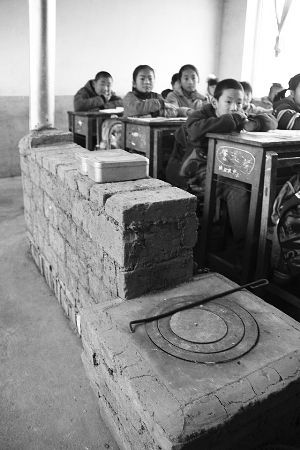 冬天取暖屋里烧地炉子，取代铁炉子是一大进步