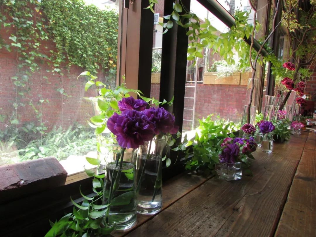 开在茶铺里的花店,开在花店里的咖啡店